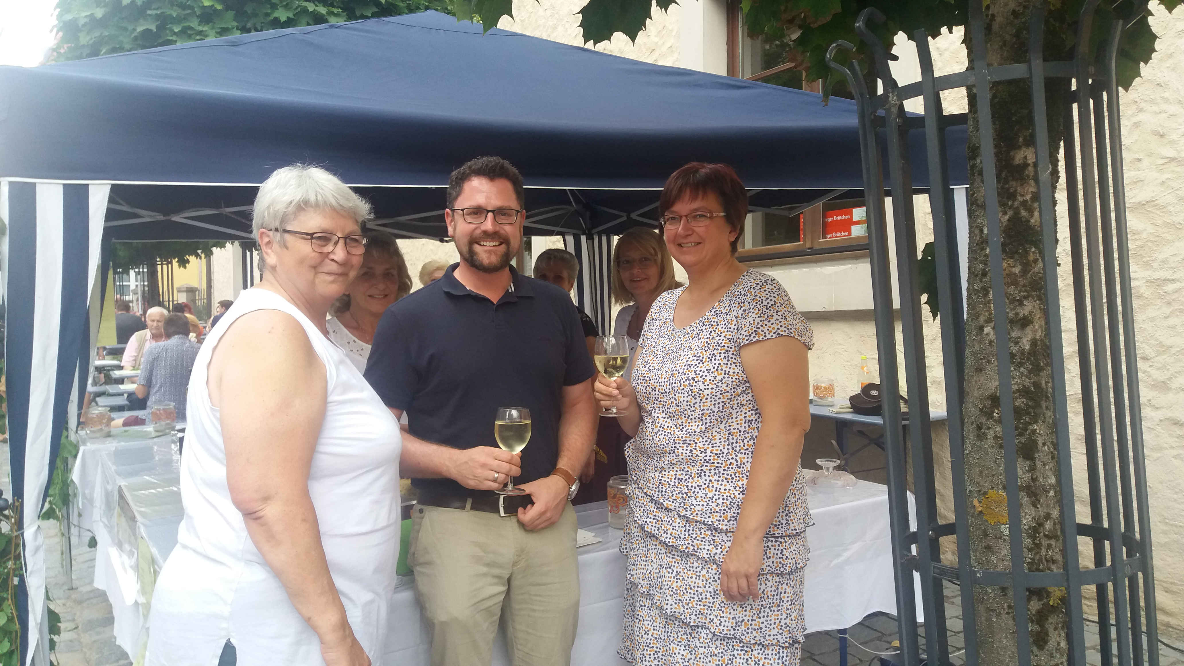 am Weinstand der FU Roding